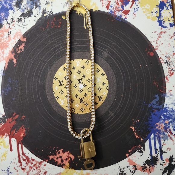 Louis Vuitton Lock & Key, Unbranded Chain & IPSY Envelope Pouch Bundle - Picture 3 of 14